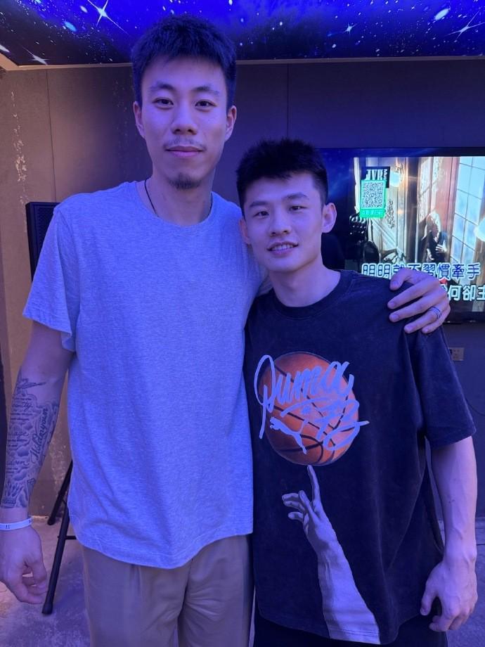 BBIN宝盈集团平台-王岚嵚晒与张镇麟等人合照：一年队友，但足够幸运和自豪
